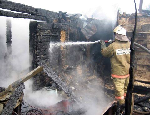 В Волжском сгорела дача из-за замыкания электропроводки