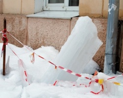 В Волгограде глыба льда упала на шестилетнего ребенка