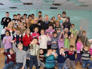 Единороссы Волжского провели акцию в детском доме