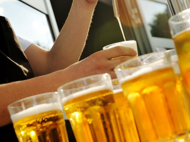Бармен пойдет под суд за проданный стакан пива подростку