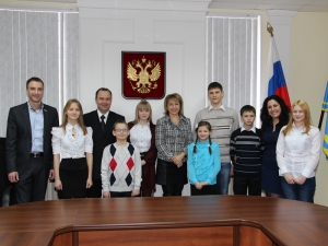 Депутаты провели детдомовцам экскурсию в городской Думе
