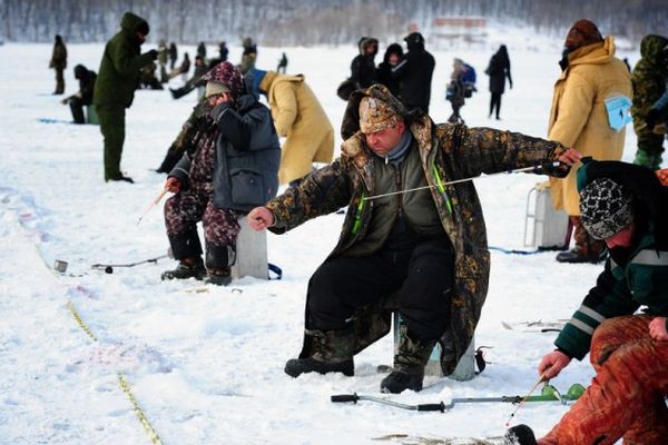 На Сахалине с дрейфующей льдины спасли 47 рыбаков