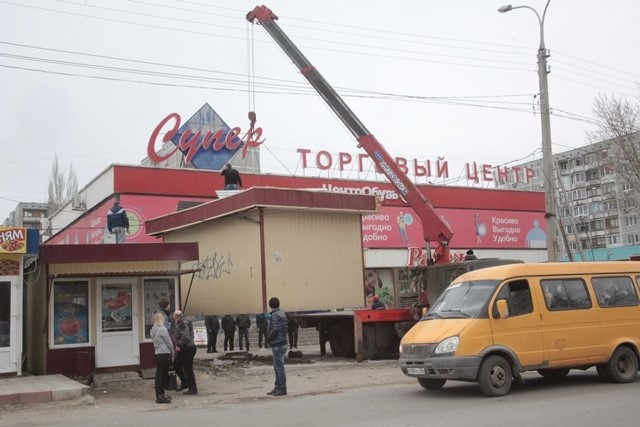 В Волгограде сносят торговые  киоски