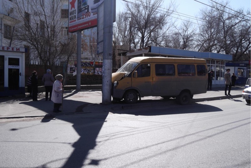В Волгограде маршрутка № 160 врезалась в столб: двое раненых