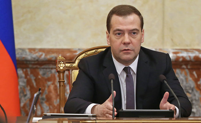 Медведев защитил работающих пенсионеров от Минфина