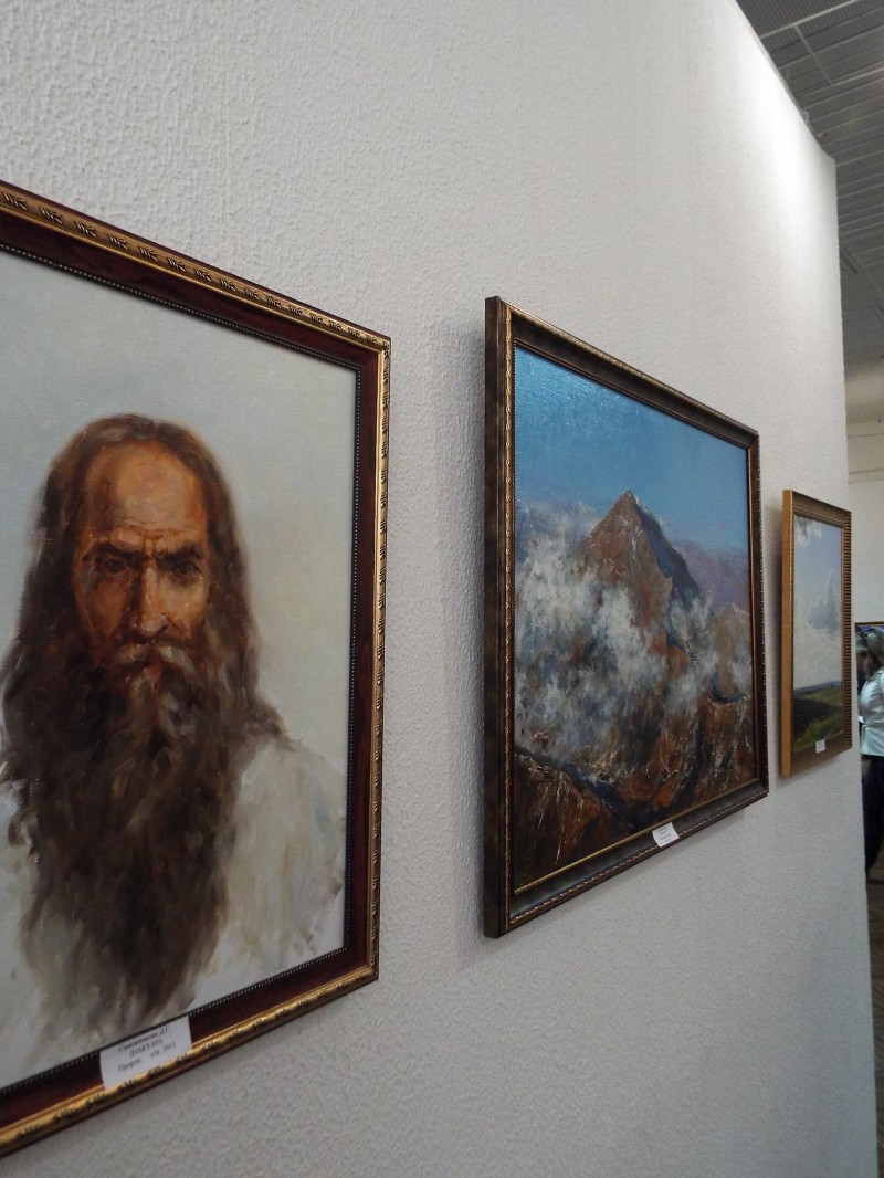 В Волжском открыта персональная выставка «Зерно граната»