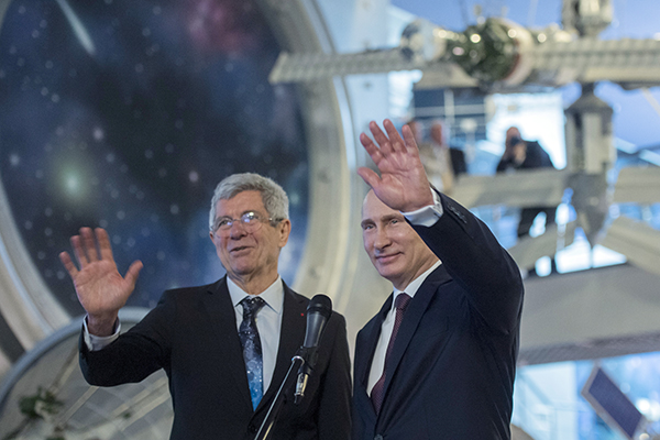 Путин поздравил экипаж МКС с Днем космонавтики