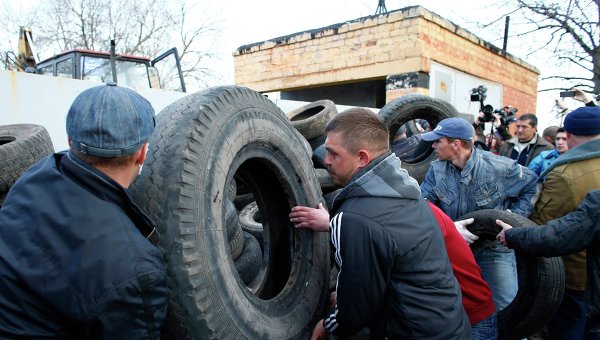 Сторонники федерализации блокируют аэродром в Краматорске