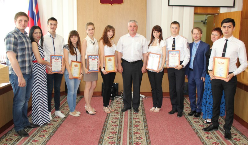 Валерий Ростовщиков наградил победителей конкурса научных студенческих работ