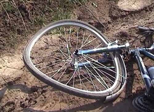 В Волжском во дворе автомобиль сбил подростка-велосипедиста