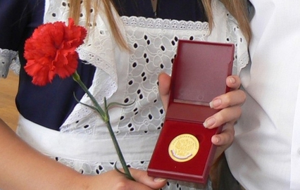 Госдума вернула выпускникам школ золотые медали