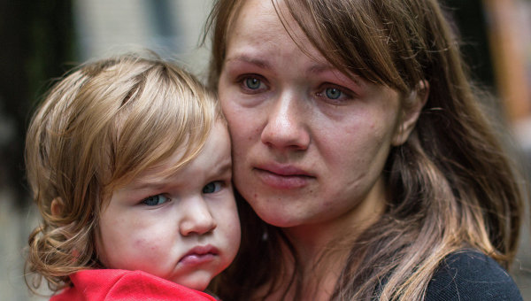 Жители Славянска прощаются с детьми во время эвакуации