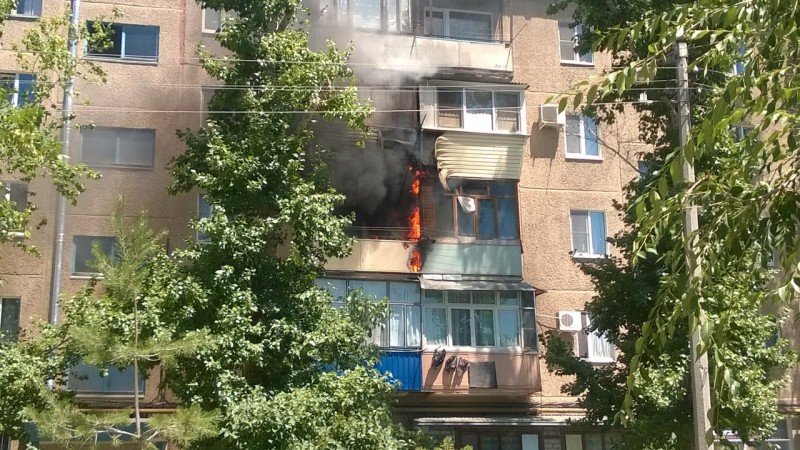 В Волжском пожар уничтожил несколько балконов