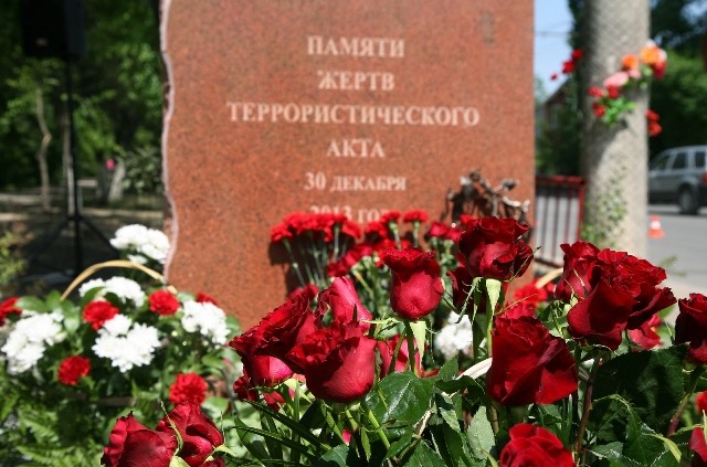 На месте теракта в Волгограде установили памятный знак