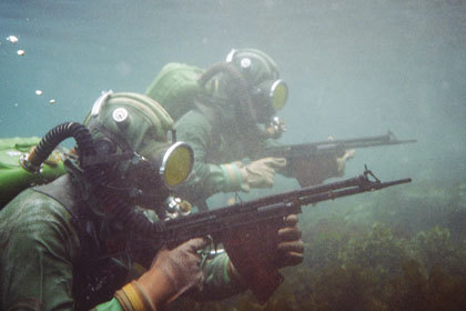 В Волжском работают  военные водолазы-разведчики