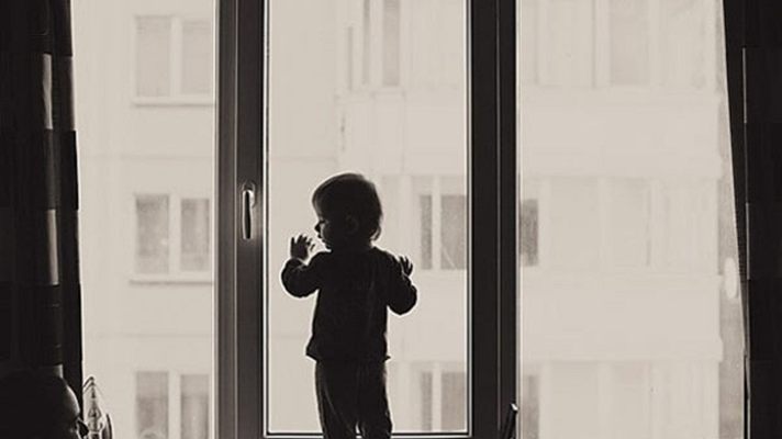 В Волгограде годовалый ребенок выпал из окна