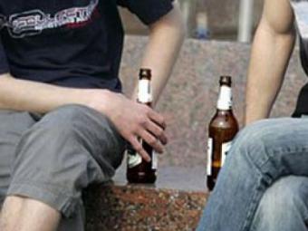 На детских площадках Волжского подростки распивают пиво