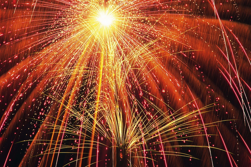 На новогодних торжествах факелы, свечи, бенгальские огни и фейерверки под запретом