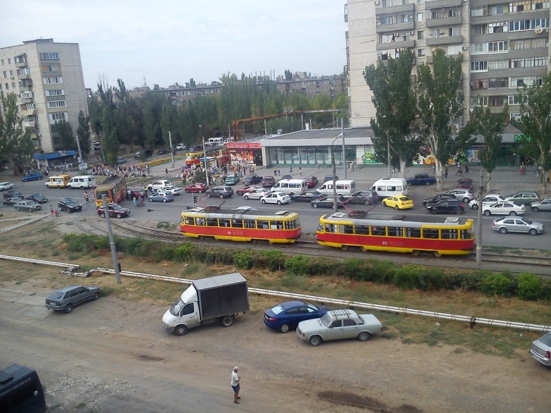 В Волжском трамвай въехал в стоящий автомобиль