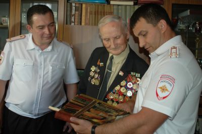 Волжского ветерана МВД Николая Королёва поздравили с 90-летием