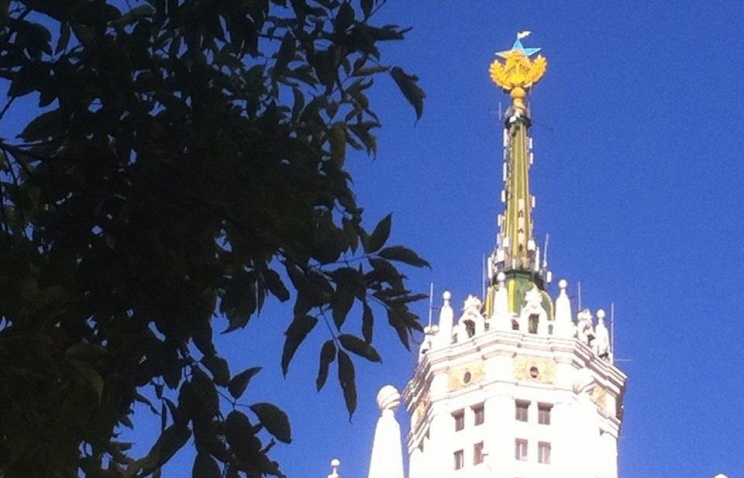 В Москве на высотном здании вывесили украинский флаг