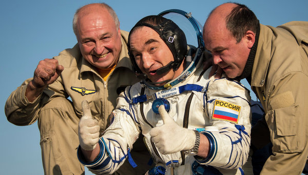Российские космонавты вернулись с МКС