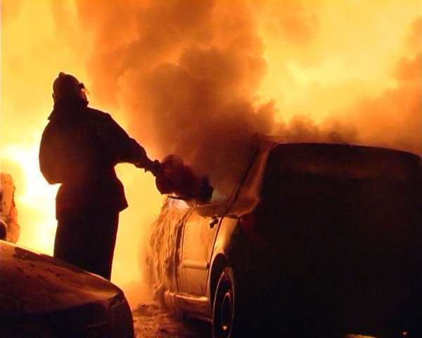 В центре Волгограда злоумышленники сожгли две дорогие иномарки