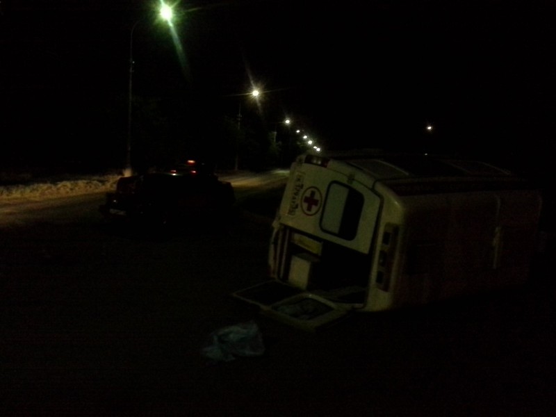 В Волжском в результате ДТП перевернулась машина «Скорой помощи»