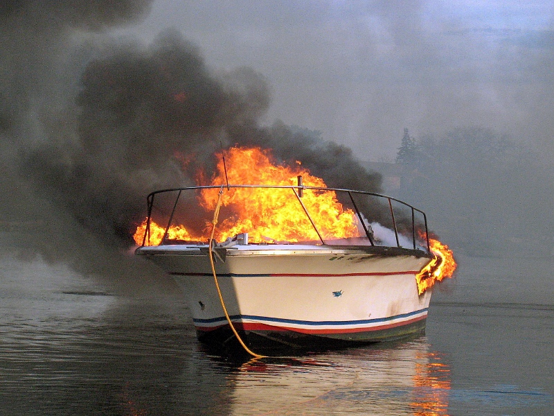 В яхт-клубе Волгограда сгорело два катера