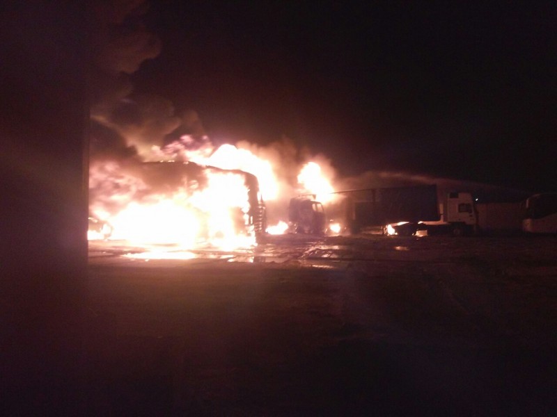 В Волгограде на стоянке сгорели семь грузовиков