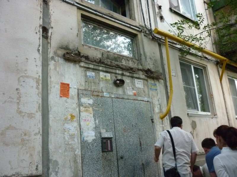 В Волгограде демонтированы аварийные козырьки у 44 подъездов жилых домов
