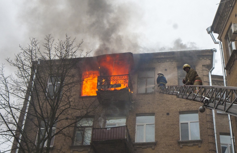 В Волгограде спасатели эвакуировали из горящего дома 15 человек, 1 человек погиб
