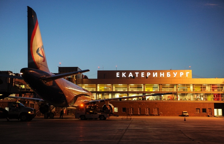 Самолет столкнулся с погрузчиком в аэропорту Екатеринбурга