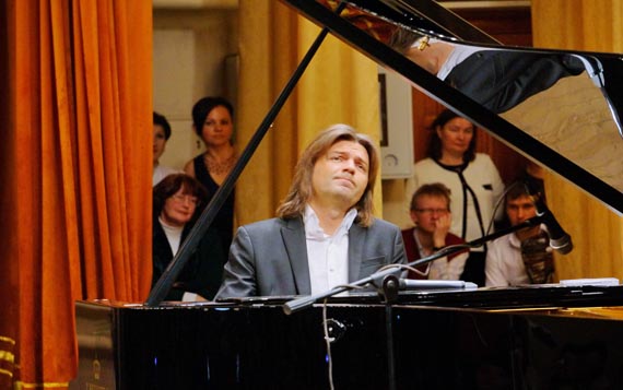 Дмитрий Маликов даст урок ученикам детских музыкальных школ