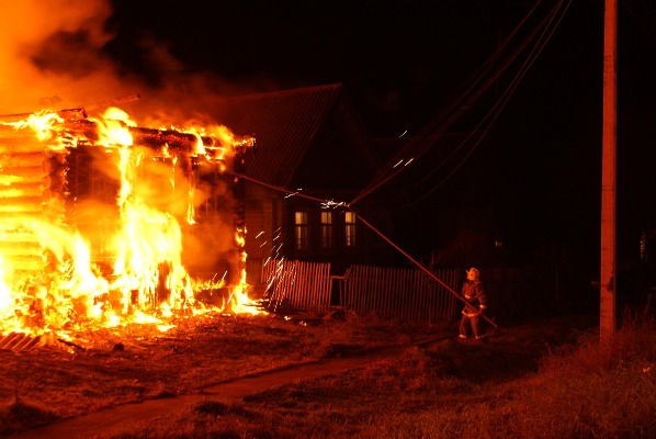 В Волгограде подожгли жилой дом, погиб 1 человек
