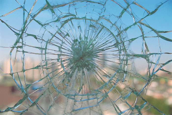 В Волгограде хулиган кинул кирпич в стекло троллейбуса