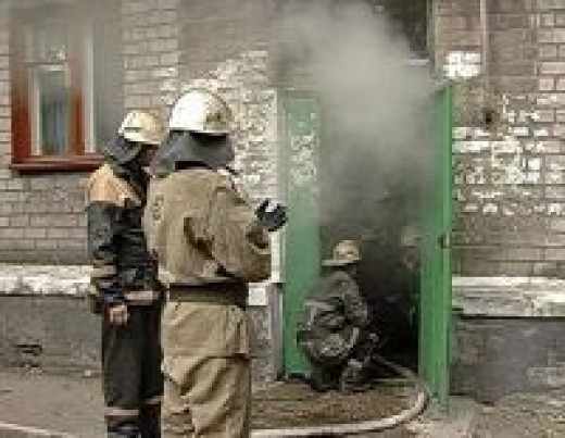 В Волгограде спасатели эвакуировали 15 человек из-за возгорания в  подвале дома