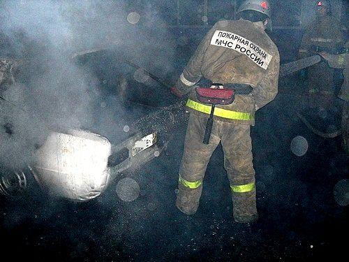 В Волгограде за ночь сгорели 4 автомобиля и рекламный баннер