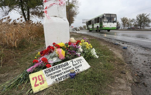 Жители Волгограда почтили память погибших в теракте год назад