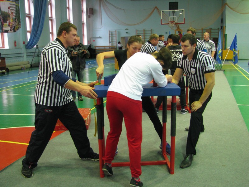 В Волжском 160 учасников сразились в соревнованиях по армспорту