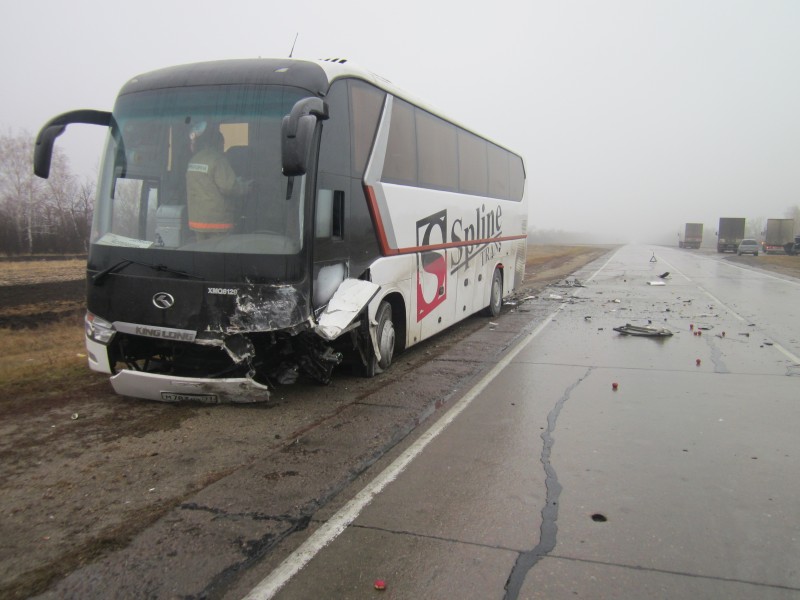 В Волгоградской области пассажирский автобус столкнулся с легковушкой, двое погибших