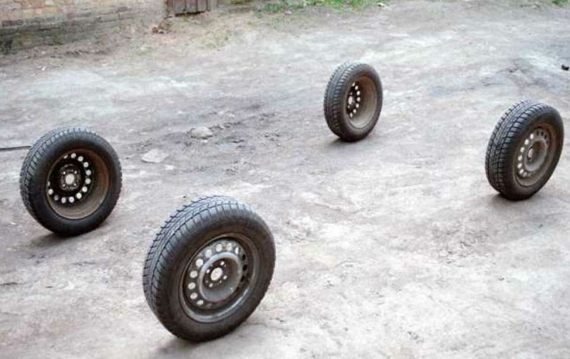 В Волгограде у автоледи похитили 5 колес, аккумулятор и инструменты