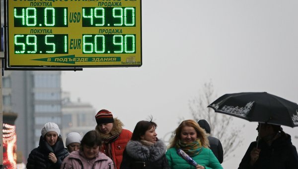 Курс рубля продолжает стремительно падать