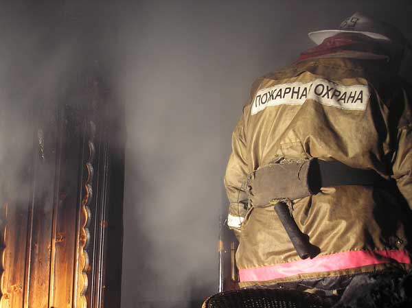 В Волгограде при пожаре в многоэтажке спасатели эвакуировали 30 человек