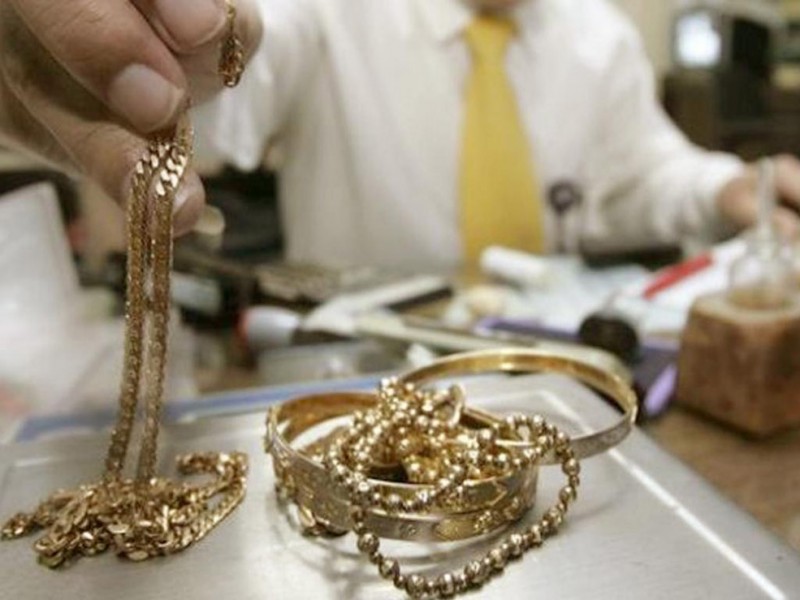Продавец ювелирного магазина  украла более 50 драгоценных украшений