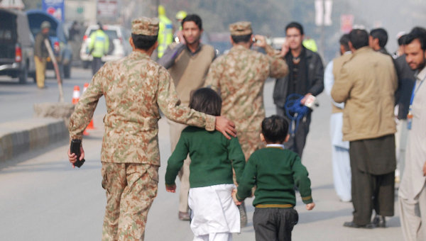 Жертвами талибов в пакистанской школе стали 100 детей
