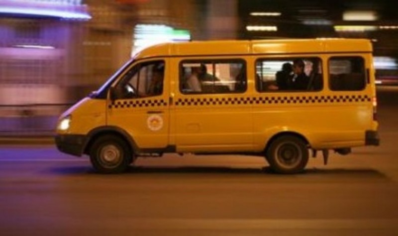 В Волжском пассажирка маршрутки выпала на дорогу во время движения
