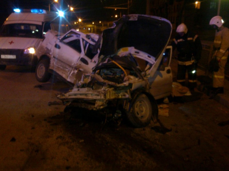 В центре Волгограда в ДТП с «Газелью» один человек погиб, двое пострадали