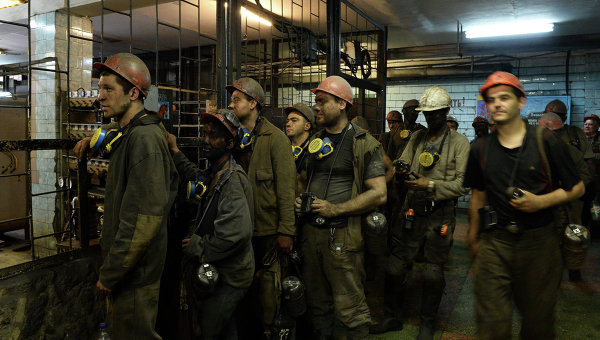 Взрыв на крупнейшей шахте Донбаса: из 230 человек спасены 157