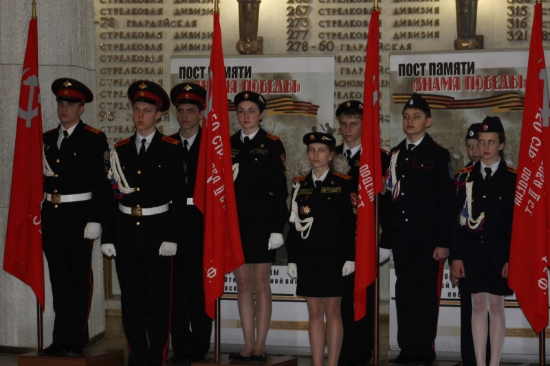 Ученики кадетской школы приняли копию Знамени Победы